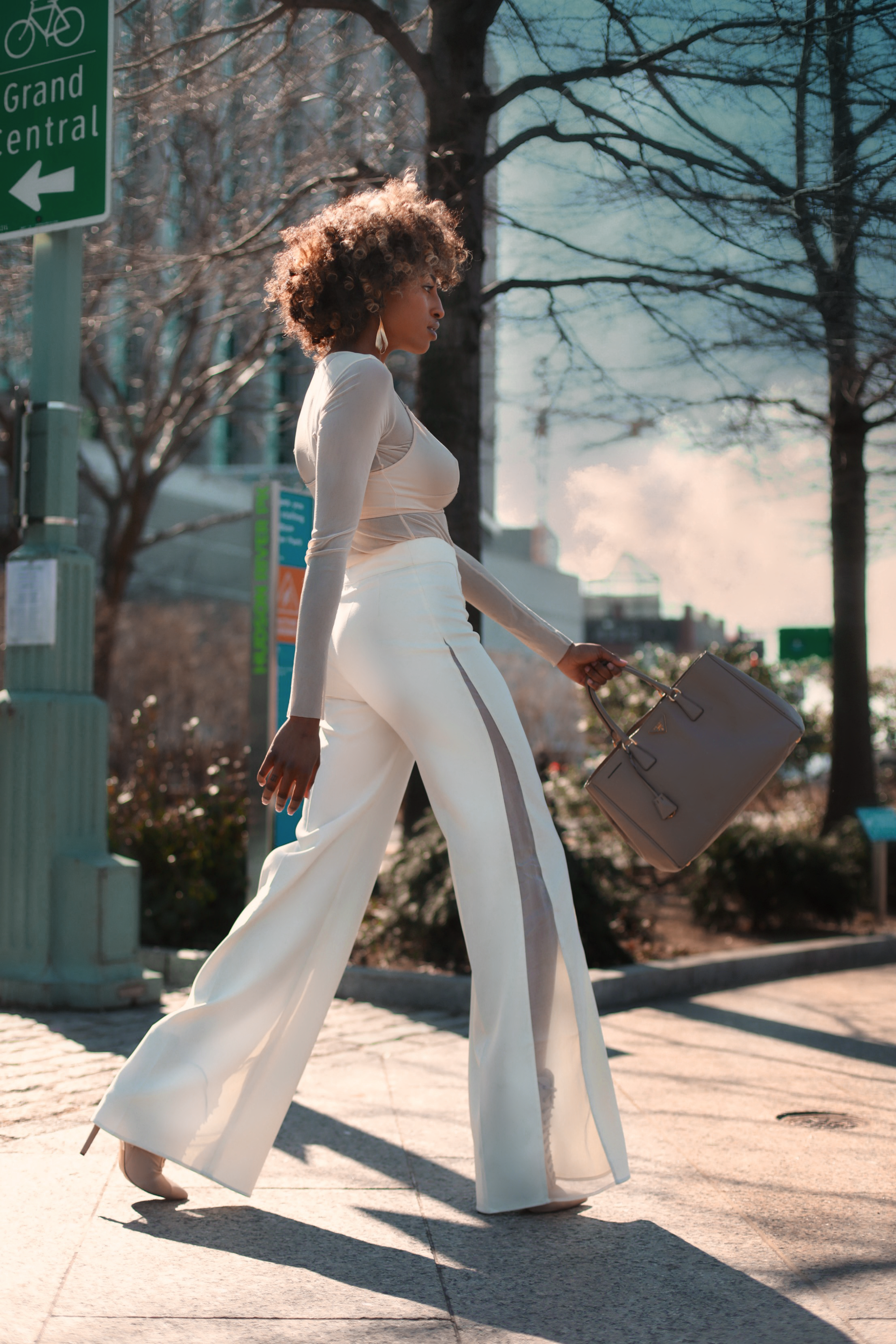 11 White Jeans Outfits That Have the Street Style Seal of Approval | Vogue